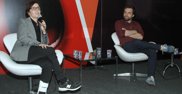 Gregório Duvivier e Olivia Byington dividem o palco na Bienal de SP
