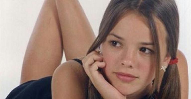 Thaeme mostra foto da infância e é comparada a Bruna Marquezine