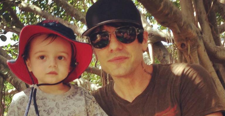 Ilusionista Criss Angel fala sobre a luta do filho de 2 anos contra a leucemia