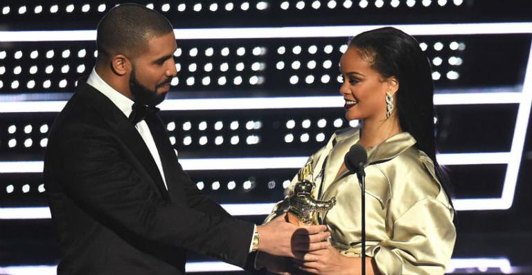 Rihanna teria feito nova tatuagem em homenagem a Drake, diz site