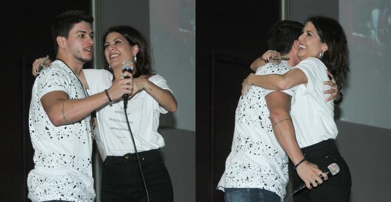 Thalita Rebouças encontra Arthur Aguiar na Bienal de SP