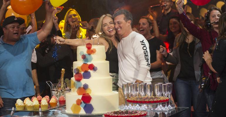 Luciano Huck ganha festa surpresa em seu programa