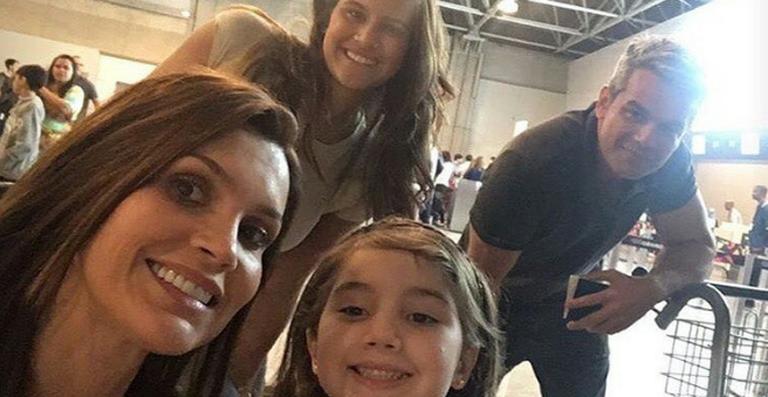 Flávia Alessandra curte viagem de férias em família