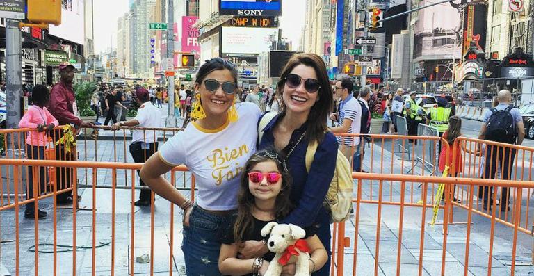 Flávia Alessandra posa com as herdeiras em viagem de férias para Nova York