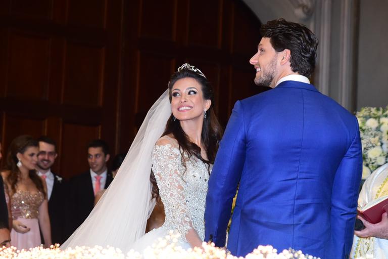 Ex-BBB Eliéser se casa em cerimônia luxuosa com Kamilla Salgado