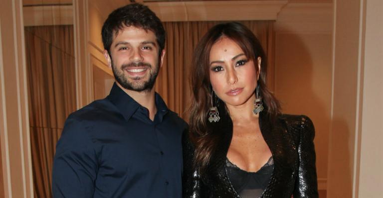 Duda Nagle posa sem camisa na cama com Sabrina Sato