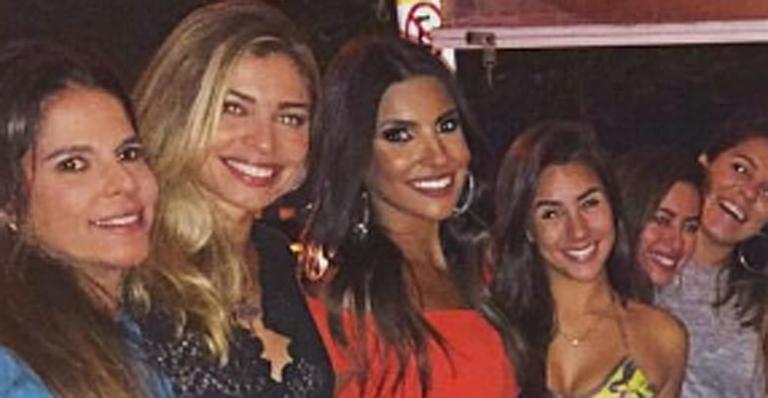 Grazi Massafera posa com a sogra em festa em família