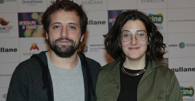 Gregorio Duvivier e Clarice Falcão lançam a comédia ‘Desculpe o Transtorno’