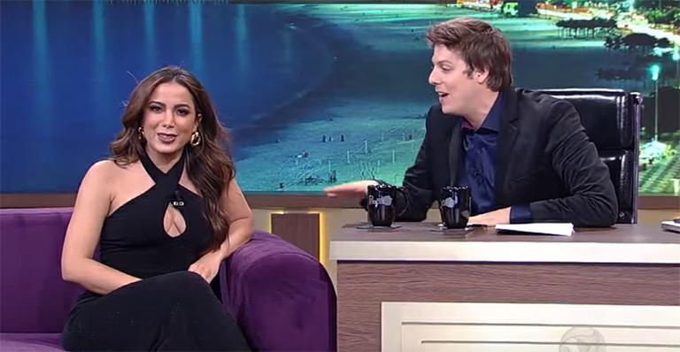 ‘O que você colocou na sua boca? Outra boca?’, pergunta Fábio Porchat para Anitta
