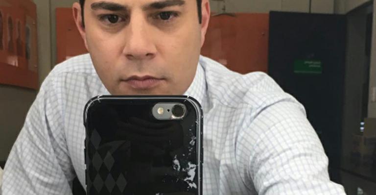Evaristo Costa corta o cabelo e comemora: ‘Me sentindo mais leve’