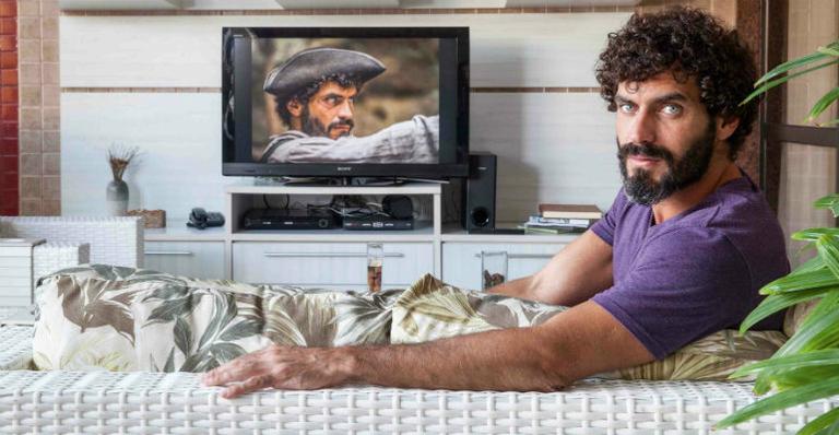 Nikolas Antunes mostra intimidade como galã