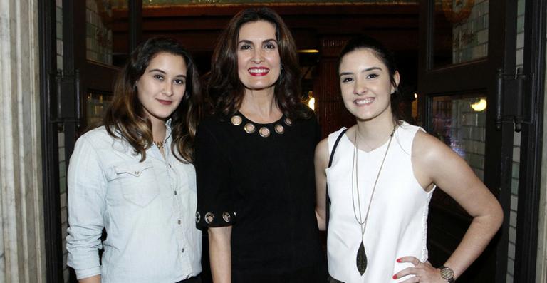 Fátima Bernardes leva as filhas ao show de Tiago Iorc