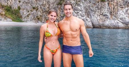 De biquíni, Bárbara Evans esbanja boa forma em praia da Itália