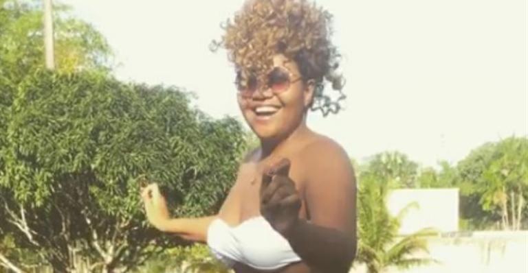 Gaby Amarantos posa de biquíni e critica padrões estéticos: “Eu me amo e sou feliz sendo diferente”