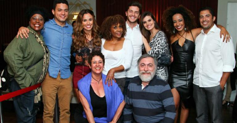 Camila Queiroz e Klebber Toledo posam juntinhos durante show no Rio
