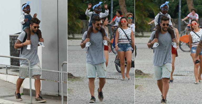 Bruno Gagliasso curte passeio com a filha, Titi, no Rio de Janeiro