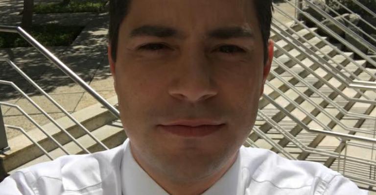 Evaristo Costa responde fã que o criticou por ‘falta de humildade’