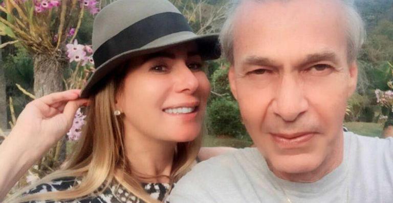 Diretor Ignácio Coqueiro comemora 60 anos ao lado da amada, Carla Góes