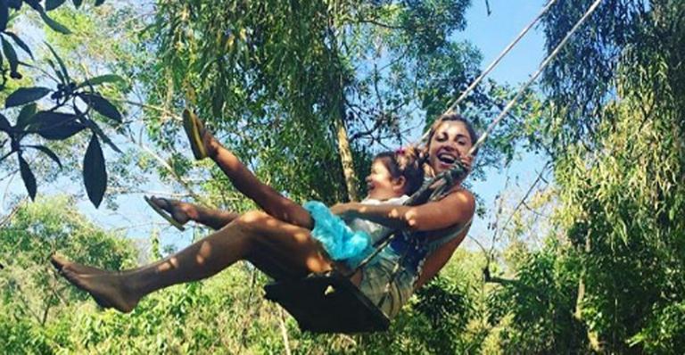 Grazi Massafera se diverte com a filha em balanço