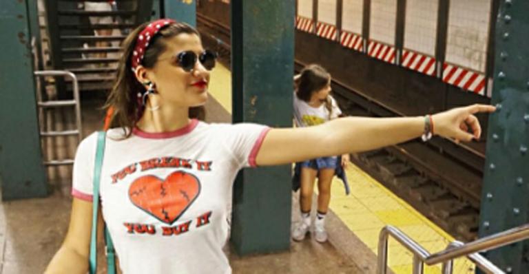 Giulia Costa exibe corpo sarado ao andar de metrô em Nova York