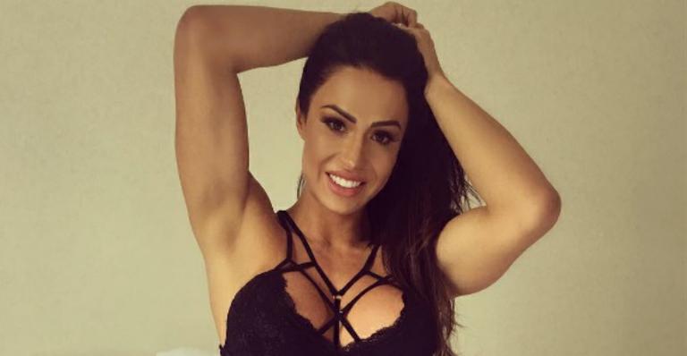 Gracyanne Barbosa posa com a irmã mais nova e impressona por ‘cinturinha’