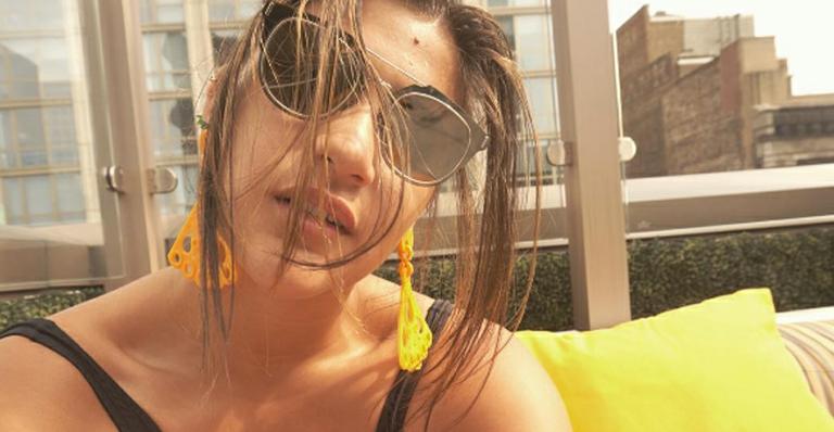 De férias, Giulia Costa curte dia de sol em Nova York