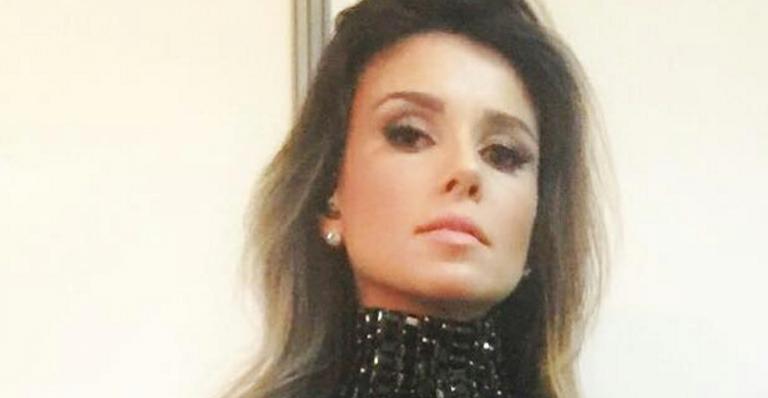 Paula Fernandes mostra cintura minúscula em look ousado e divide fãs