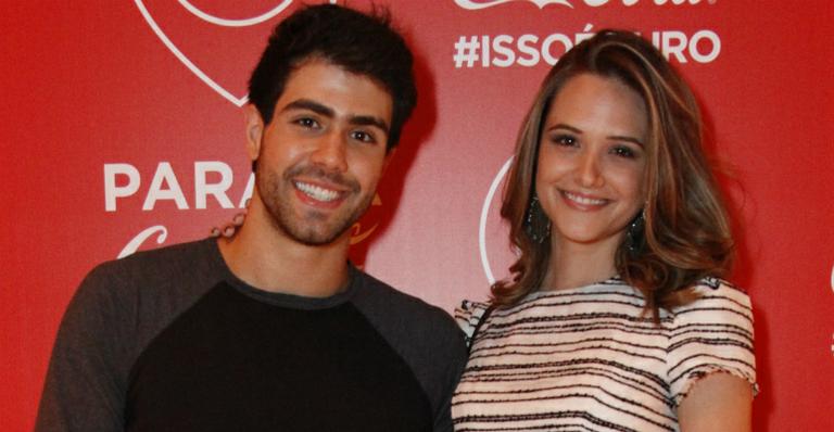 Juliana Paiva ganha presente surpresa do namorado na cama: “Você é muito danadinho”