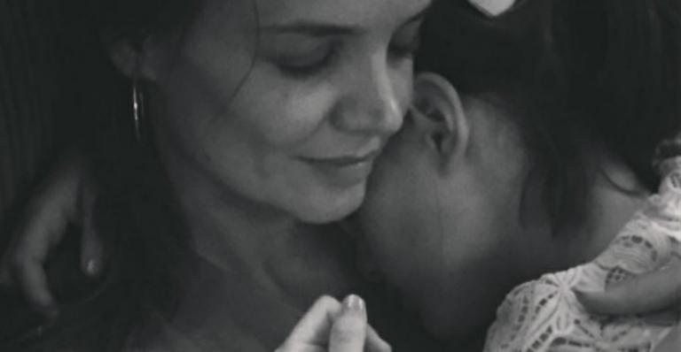 Katie Holmes paparica a filha, Suri, em festa de aniversário