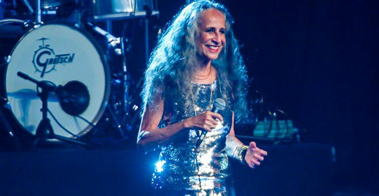 Maria Bethânia emociona plateia em show gratuito na capital paulista