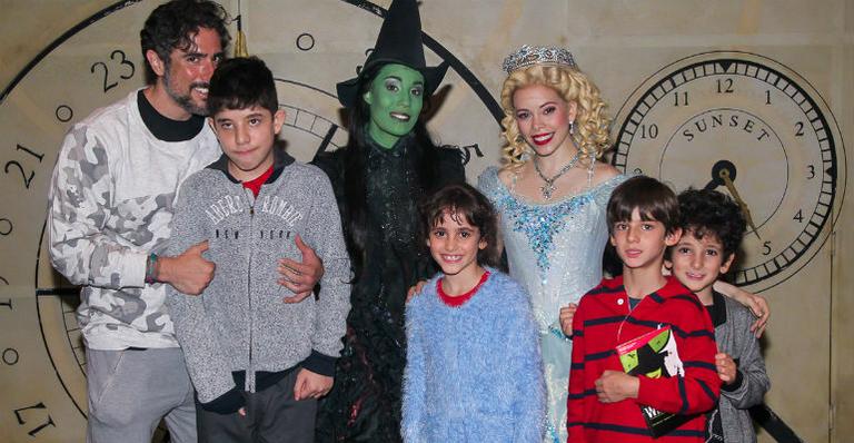Marcos Mion leva os filhos e o sobrinho para assistir o espetáculo ‘Wicked’