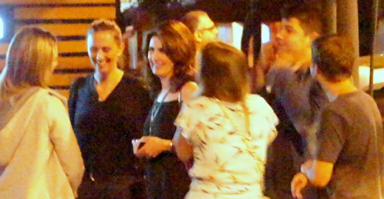 Após separação, Fátima Bernardes se diverte com amigos na noite carioca