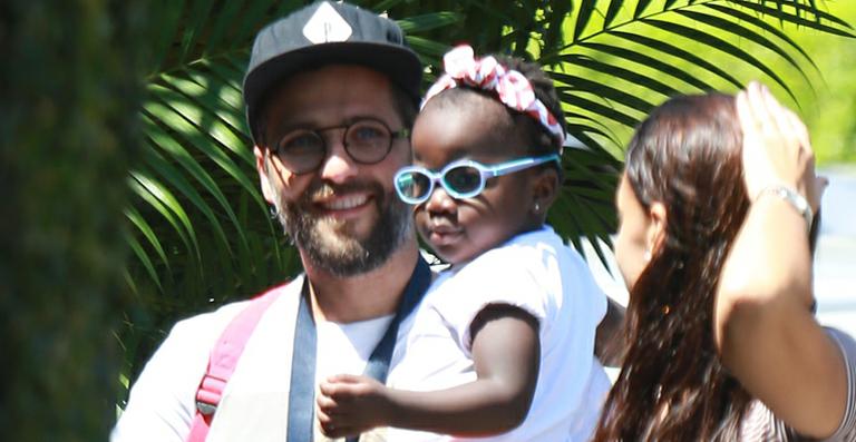Bruno Gagliasso mostra vídeo fofo da filha em seu primeiro Dia das Crianças com os pais