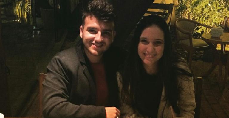 Nicholas Torres, o Jaime de ‘Carrossel’, surge magrinho em jantar romântico