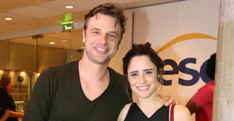 Cássio Reis posa na cama com Fernanda Vasconcellos e se declara: “Hoje só quero te beijar”