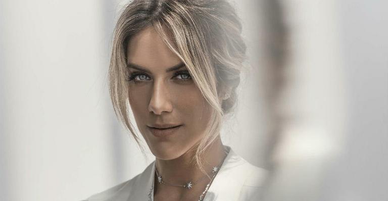 Giovanna Ewbank posa para grife de joias em Nova York