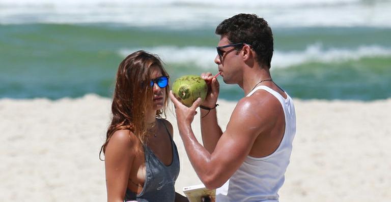 Em dia de sol, Cauã Reymond e namorada curtem praia no Rio