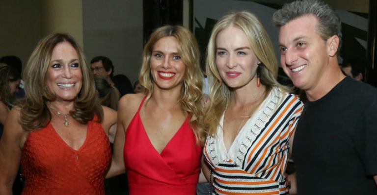 Amigos prestigiam Carolina Dieckmann na pré-estreia do seu novo filme