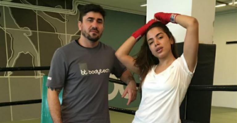 Anitta surge bem diferente em foto sem maquiagem durante aula de luta