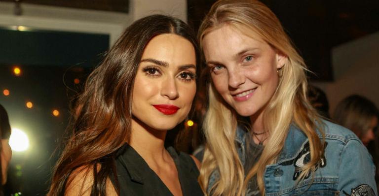 Thaila Ayala e Carol Trentini prestigiam lançamento em cachaçaria
