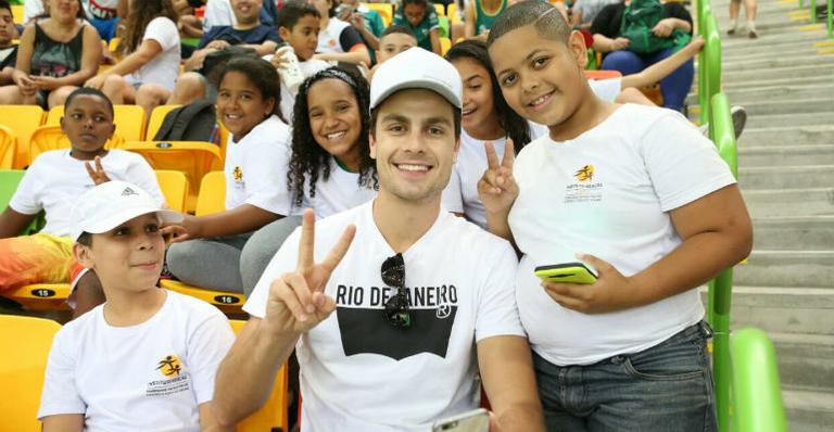 Paulo Dalagnoli causa comoção em ação do bem no Parque Olímpico