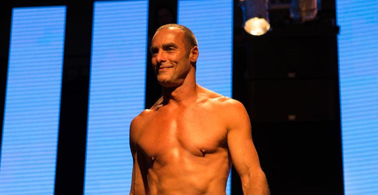 De sunga, Paulo Zulu desfila mostrando sua boa forma aos 53 anos