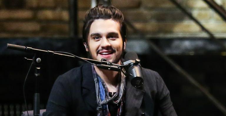 Luan Santana curte dia de folga em pescaria