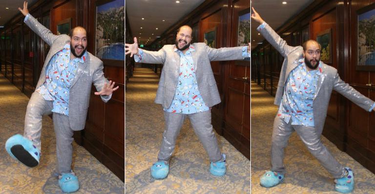 Com pijama do Snoopy e pantufas, Tiago Abravanel se apresenta ao lado de Lucio Mauro Filho no RJ