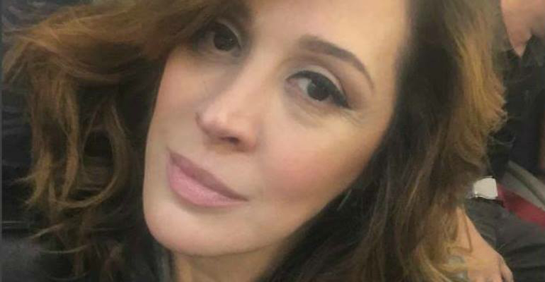 Claudia Raia posta foto sem make e recebe elogios: “Bonita de todo jeito”
