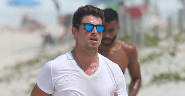 Cauã Reymond faz treino funcional em praia do Rio
