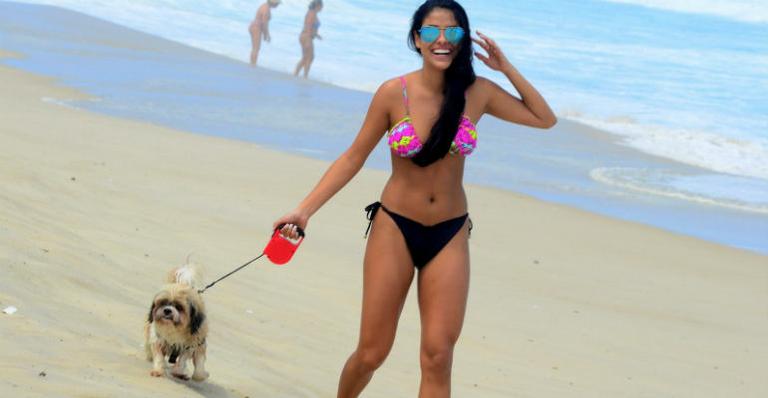 Munik Nunes exibe boa forma em praia carioca