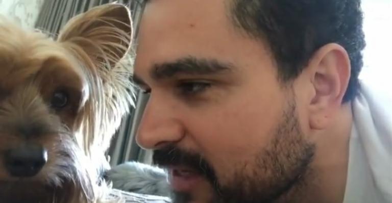 Luciano Camargo se diverte com cachorrinhos em quarto de luxuosa mansão