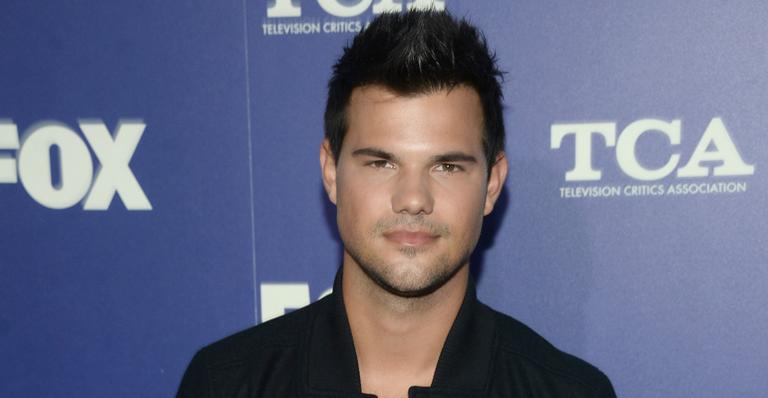Taylor Lautner aparece com cabelo lilás para ‘Scream Queens’