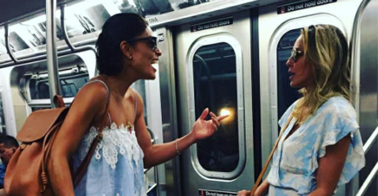 Juliana Paes passeia de metrô em Nova York